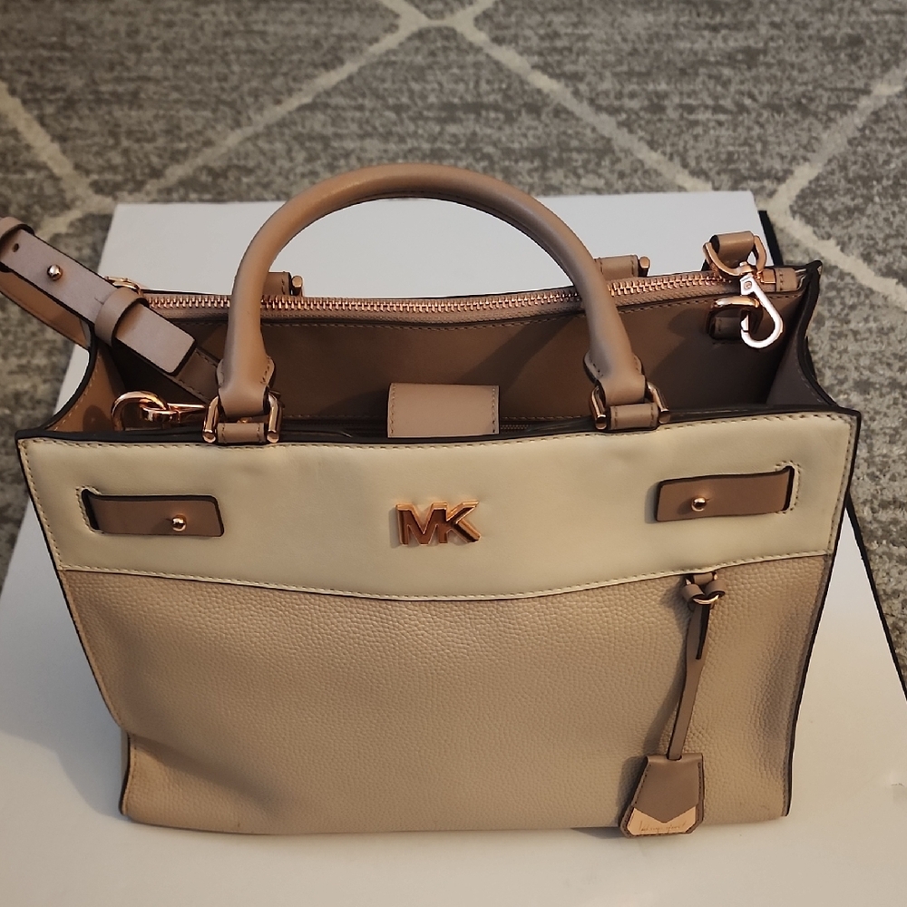 Michael Kors Reagan Large Tan and Cream Satchel With Gold Hardware.